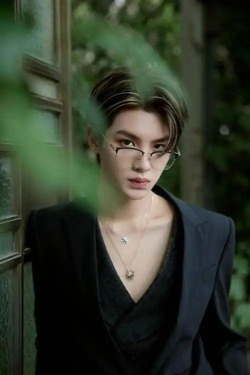 黄明昊出席莱绅通灵新品发布会 正装赴会,一同点亮王室探秘之旅