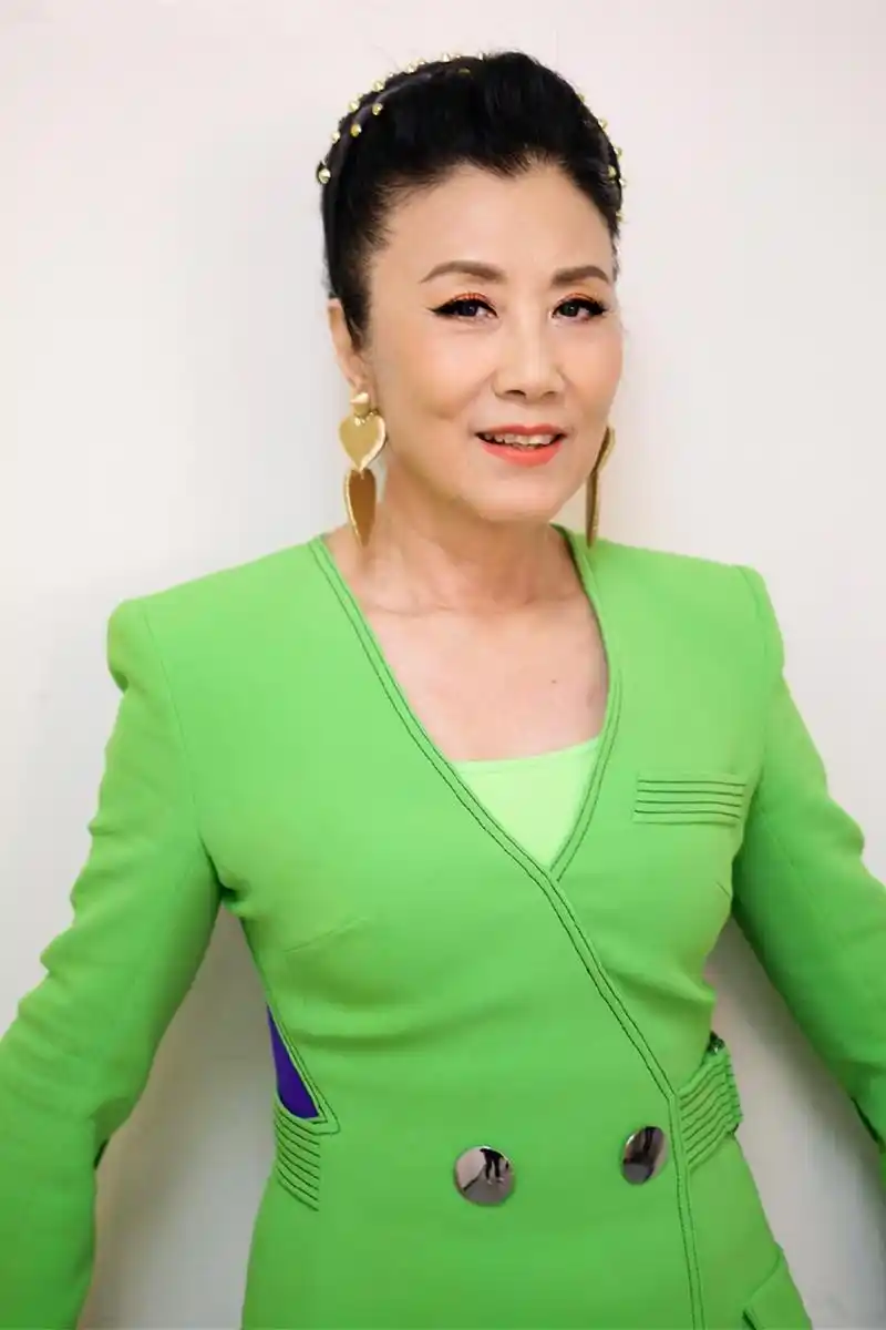 72岁汪明荃豁出去了穿黑丝袜踩恨天高一把年纪还这么性感时髦