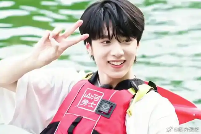 刘耀文比耶随拍两宫格#刘耀文晒比耶随拍两宫格,喜欢小刘一些比业的