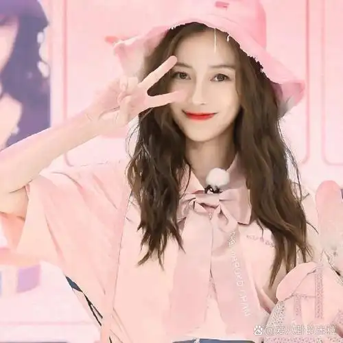 杨颖 刚名:baby ab 英文名: angelababy 星座:双鱼座 性别:廿 国籍