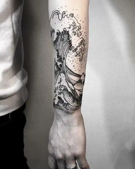 男性包臂帅气的海浪纹身图案