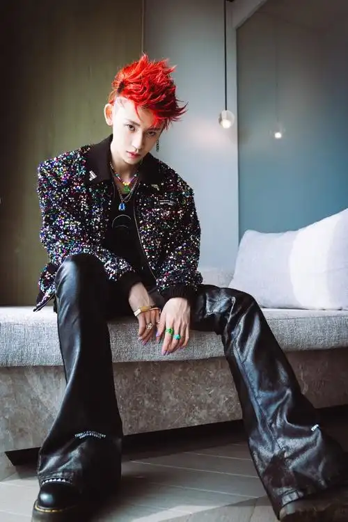 超话#小鬼代言ba饰物局#歌手@小鬼-王琳凯今日出发图抵达～红发摩登