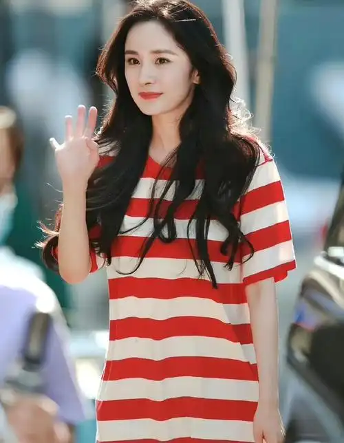 杨幂的私服也是备受关注,不仅好看,而且实用性很高,非常值得借鉴.