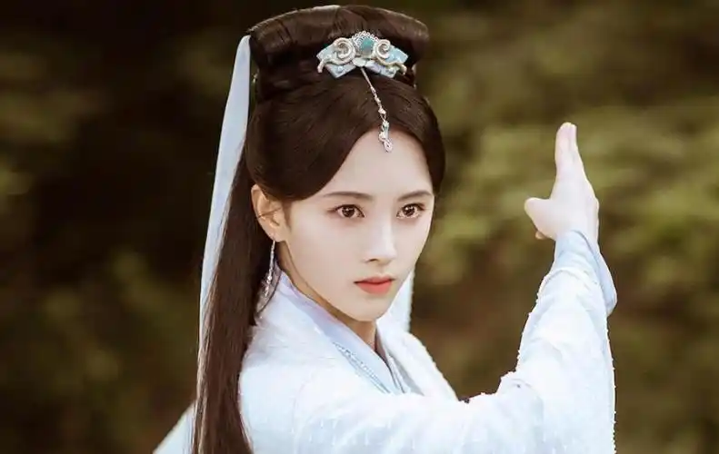 鞠婧祎早年扮小龙女照被扒,娇小又清纯,然而又遭吐槽"换了头"