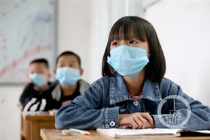 同学们戴着口罩上课.