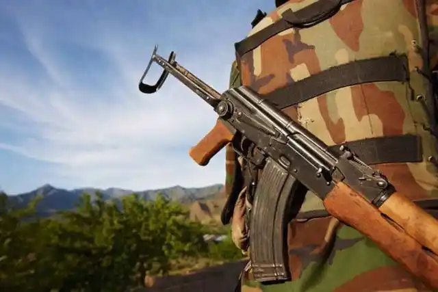 越战后使用广泛的突击步枪ak47,性能强大,比m16还厉害?