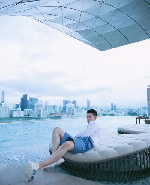 杨洋越来越man了花哨衬衫五分短裤阳刚帅气剪寸头都是校草级