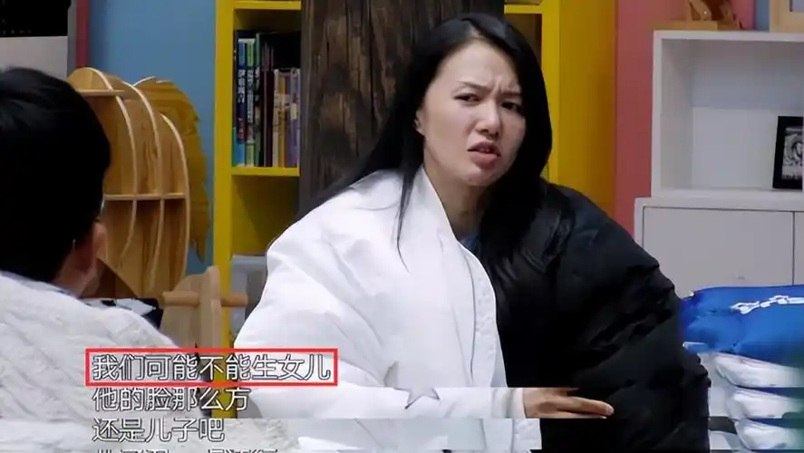 谭维维一家四口买水果陈亦飞抱着女儿不撒手儿子交由保姆照看