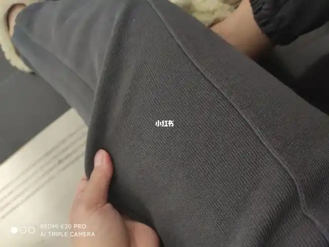 还没洗过  不知道会不会褪色 到了就穿上了  也没有鼓包  看面料应该