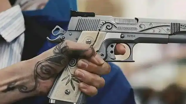 完全无视科学的枪斗术,连子弹都能拐弯,直接超远距离狙杀|科幻电影