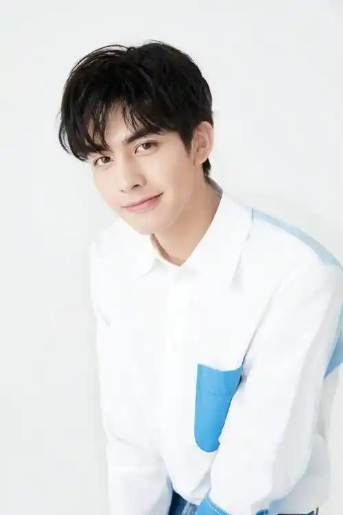 宋威龙笑起来真的好清爽一身温柔气质难怪吸引众多迷妹