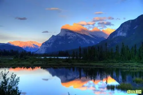 清新风景 树木 雪山 湖水 蓝色天空 云朵 高清图片 图片下载 分辨率
