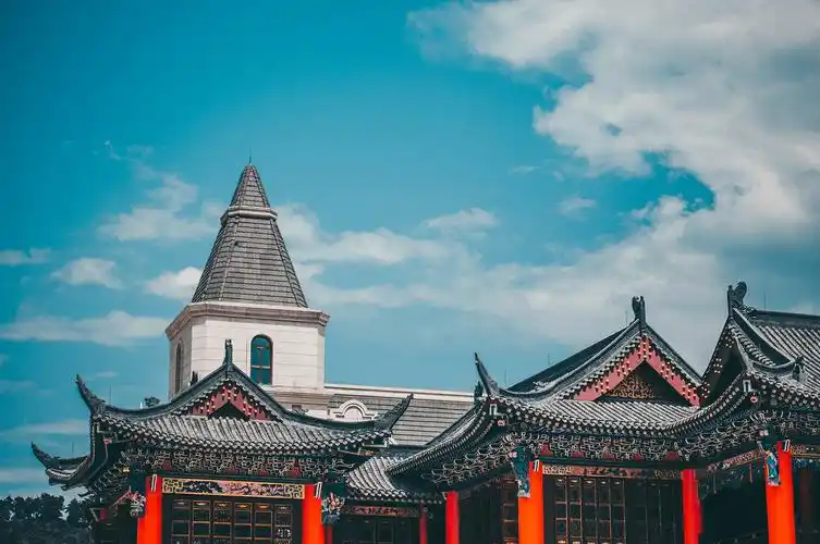 晴空下的古风建筑拍摄