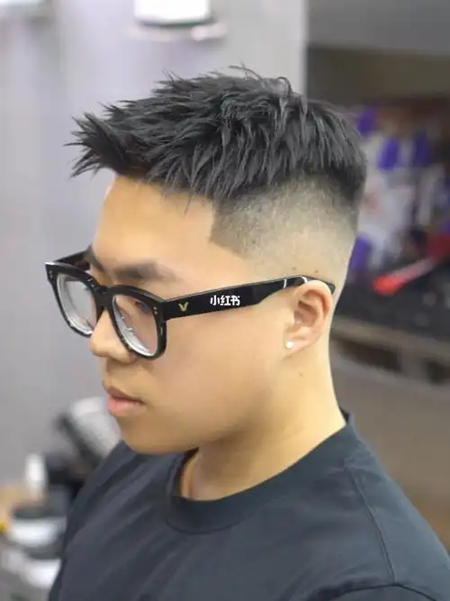 发质粗硬的男生可以尝试这款发型