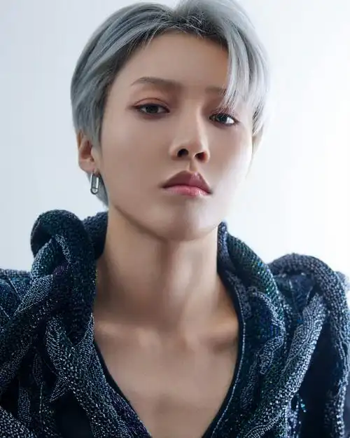 想再来复盘一下@刘雨昕最新的两套时尚look .