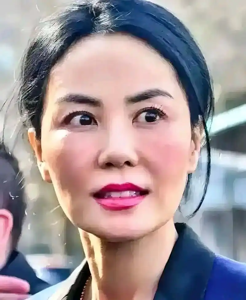 王菲的面相越来越慈悲, 眼睛里都是温柔. 她一点不像五十多岁的人.