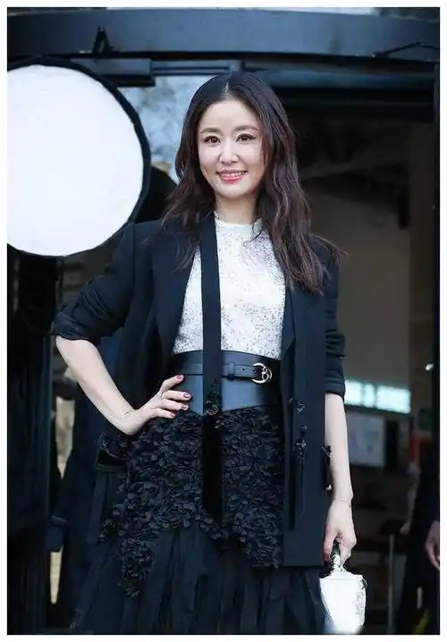 林心如48岁巴黎现身,美得动人,逐渐绽放._魅力_散发出_女神