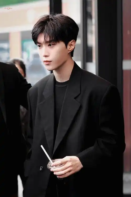 组图:范丞丞最新线下活动造型释出 身穿黑色风衣气场好强