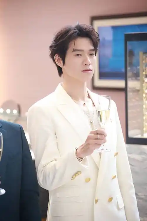 周冬雨全黑look配珠宝超a 魏大勋白西装帅气俊朗