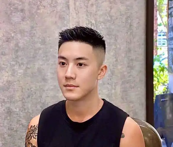 原创男人不管多帅到了中年尽量少留3种油腻发型会让人没好感