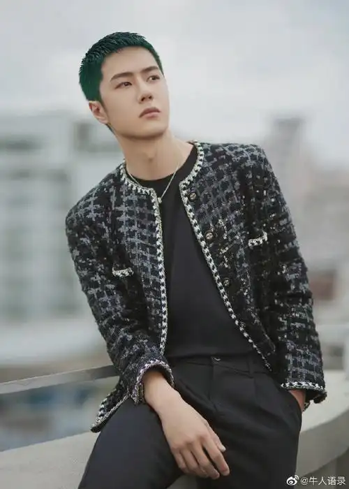 王一博情人节天台大片#王一博情人节天台大片～绿色寸头好a好恕啊