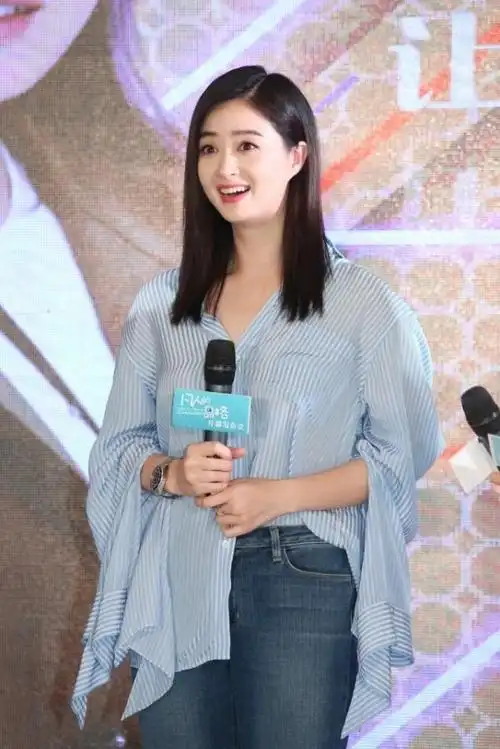 蒋欣真该减肥大码衬衫也掩不住泳圈肉膀大腰圆不下110斤