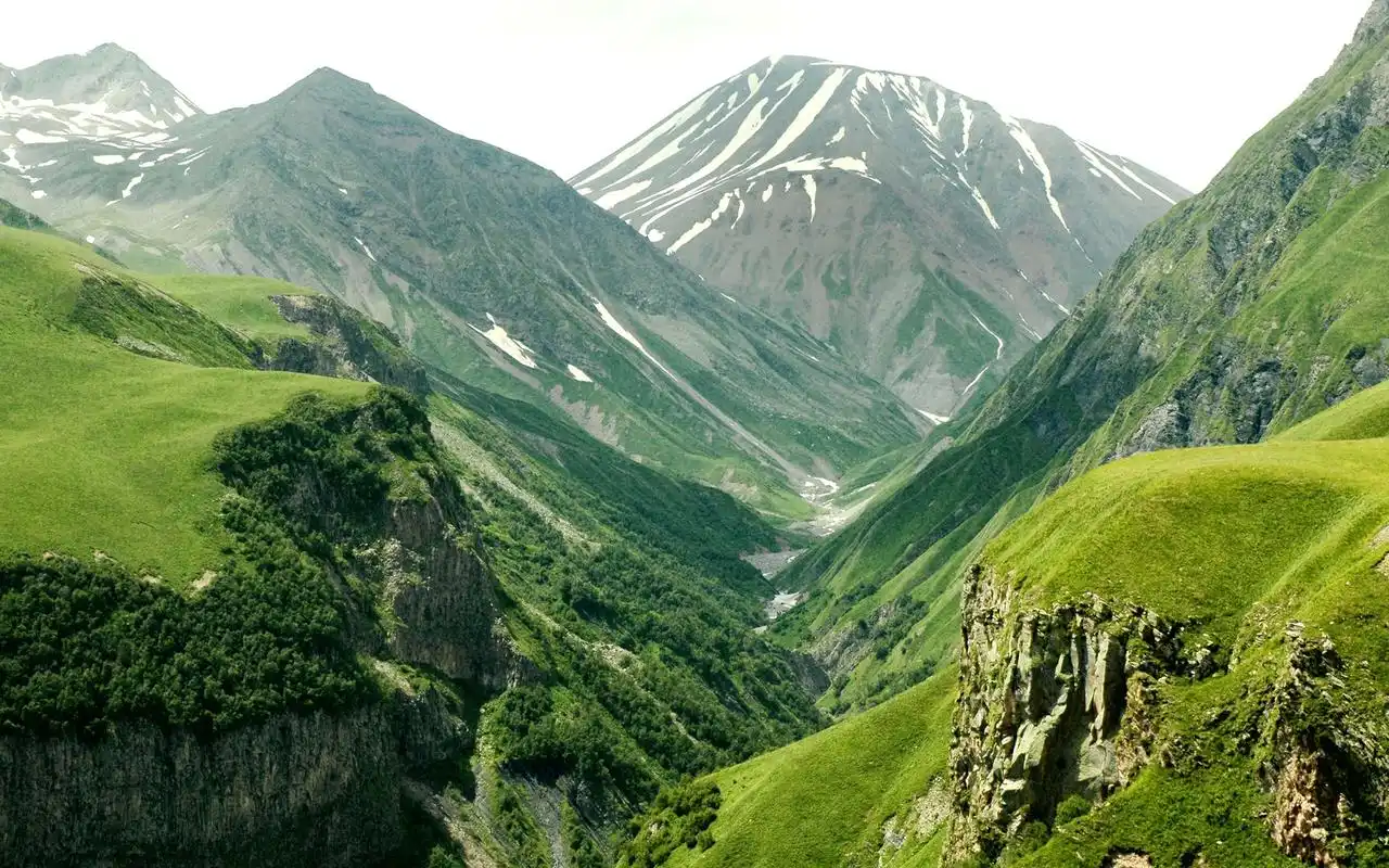 雄伟壮观的高山风光桌面壁纸