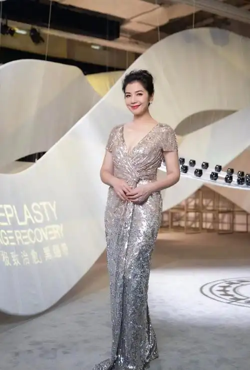 钟楚红庆祝60岁生日,为丈夫守寡13年,失去挚爱的她现在怎样了?