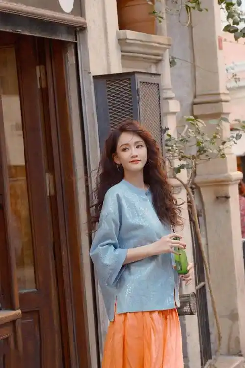 陈乔恩结婚后烫了羊毛卷,穿蓝衣 橘裙去度假,44岁美出新高度_蓝色