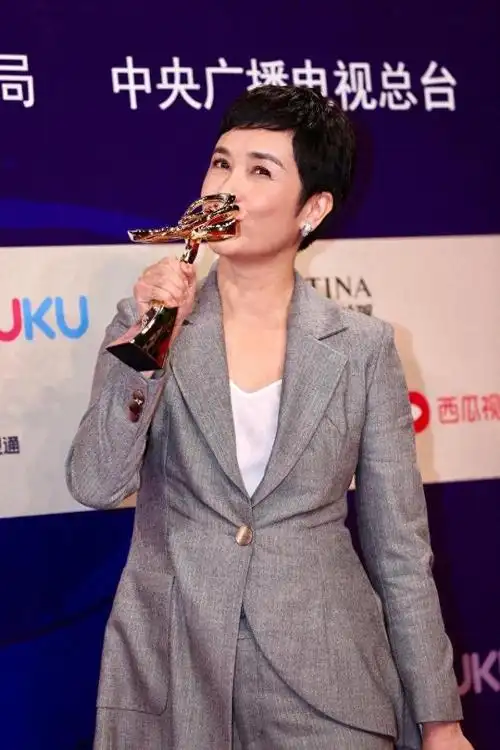 蒋雯丽从不争艳斗丽,穿灰色西装笑出皱纹也不怕,老得真实才气质