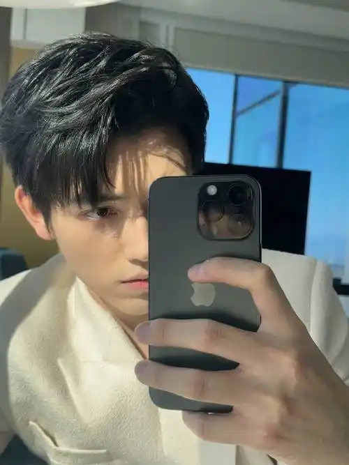 陈飞宇穿白西装窗边自拍对镜甜笑侧脸线条超绝