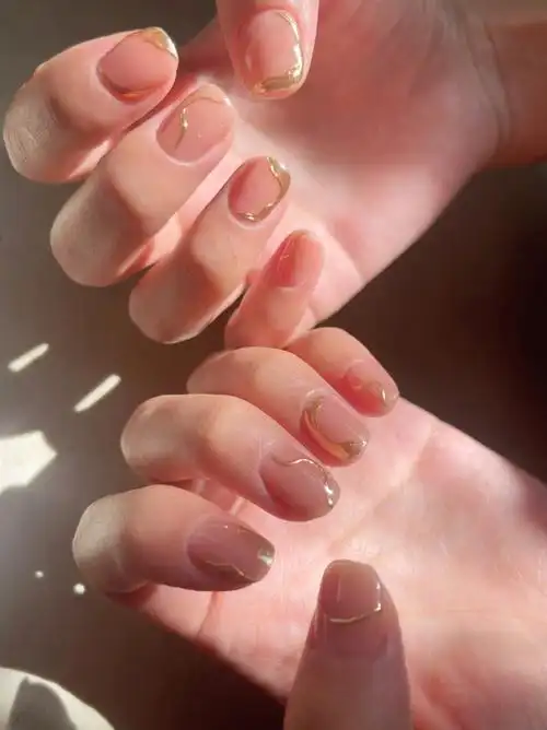 干干净净简单大方的一款美甲,狠狠的被美住了!短甲也很赞哦!