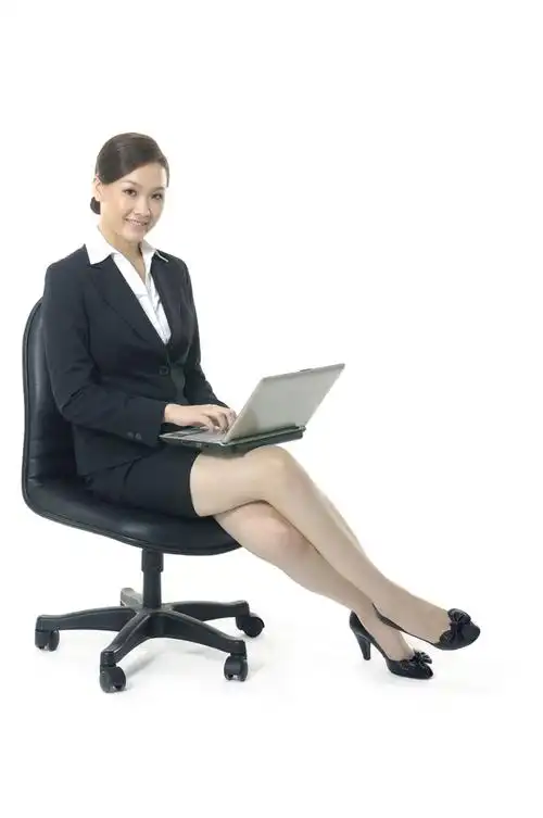 坐着操作电脑的商务美女高清图片图片