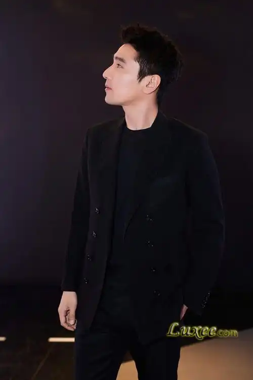 赵又廷身着berluti出席上海杜莎夫人蜡像馆揭幕仪式