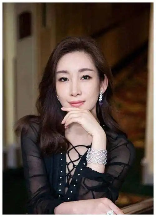 42岁的秦海璐,公主般生活无忧,靠王新军悉心照顾,生活