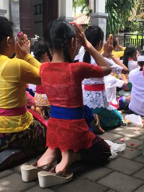 这个穿红色衣裙系蓝色腰带的小女孩居然穿这么高的凉拖上学,这在国内