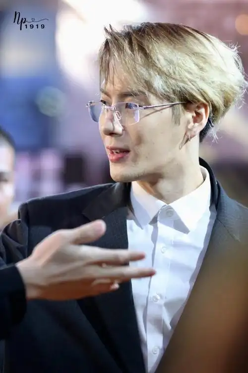 赢了(bushi你知道@王嘉尔戴眼镜无表情的时候对我的鲨伤力有多大吗不