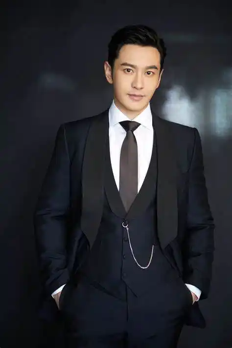 黄晓明现身火锅店一头短发清爽去油腻穿西装太帅气