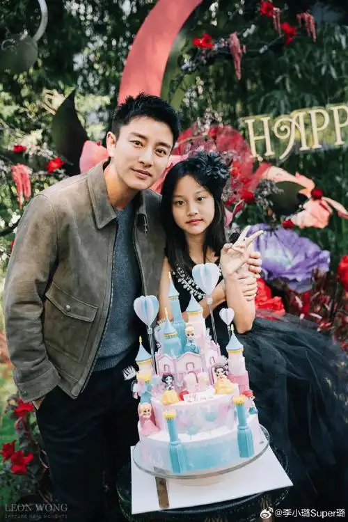 原创甜馨送奖杯为贾乃亮庆生贴脸合影超幸福越来越像李小璐有气质