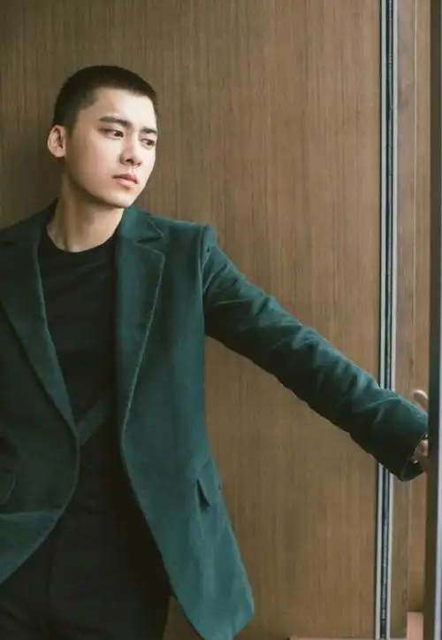 李易峰寸头造型干净利落身穿绿色西装外套英气十足zt