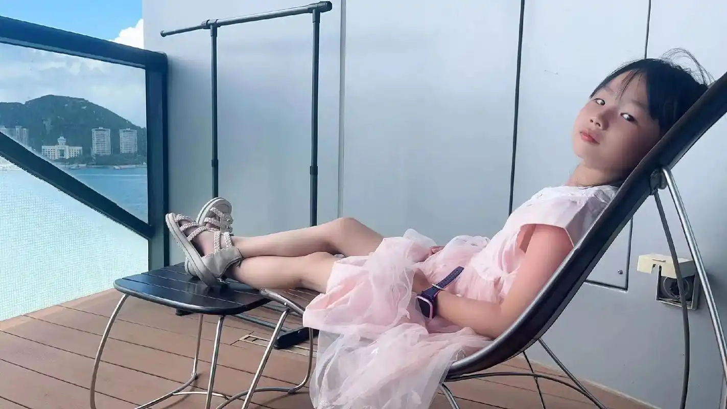 赶海的小姑娘光着脚丫,#海边美景 #夏日海岛旅行vlog # - 抖音