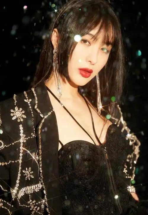 终于不走清纯风了,李菲儿黑发公主切太经典,配上抹胸裙身材真好