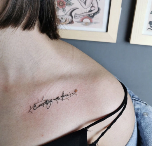 女生锁骨纹身美人骨上的刺青画作13