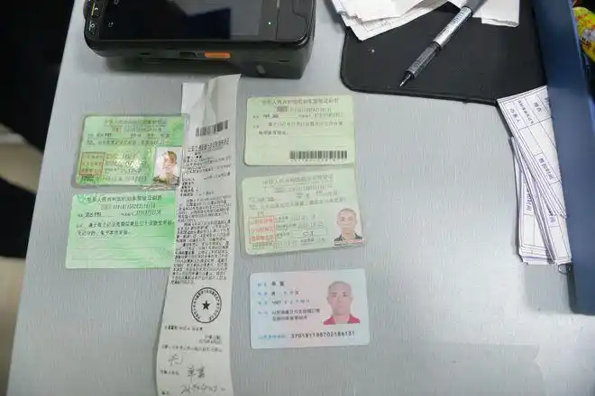 无证开大巴掏出假证 称是同父异母双胞胎|驾驶证|警车|大客车|私家车