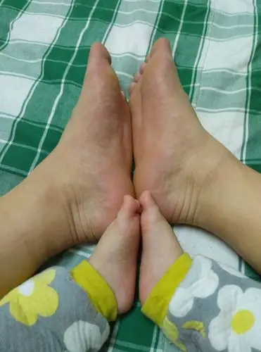 大脚丫,小脚丫,大小脚丫比大小!