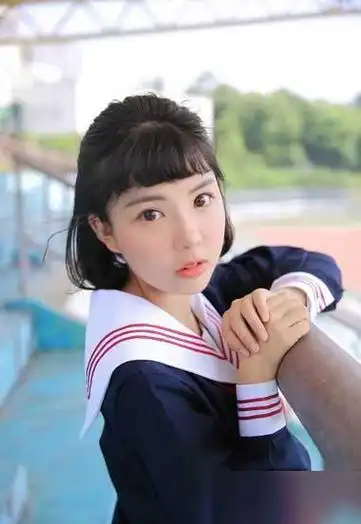 其余头发是梳在背后,左右边头发固定在耳朵后面,闪闪惹人爱款式的发型