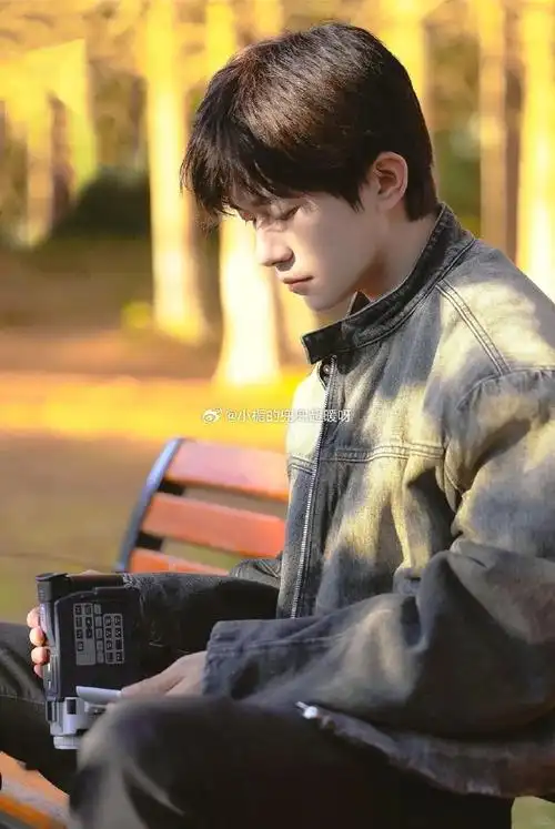 手机壁纸##易烊千玺壁纸##易烊千玺的千纸鹤##全屏壁纸