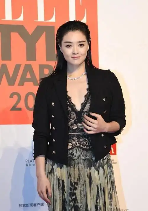 "蒋欣"豁出去了!穿v领裙配黑西装,有些发福,还好气场撑得住