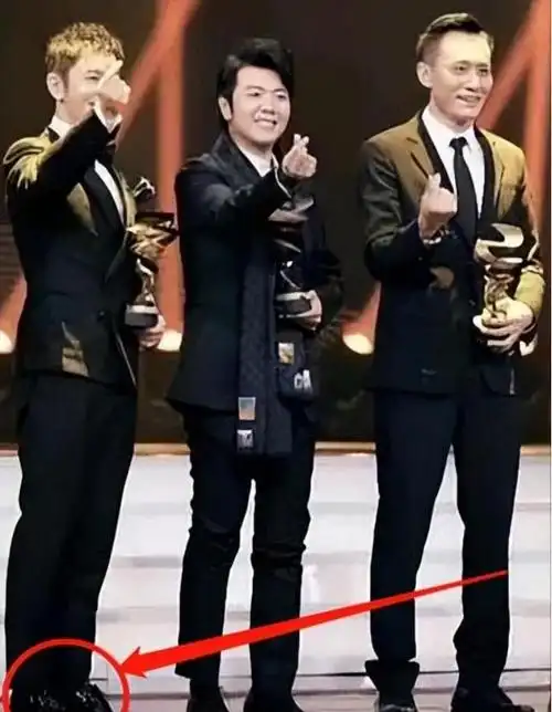 假发假臀假身高,看了明星的真实一面,网友:我的容貌焦虑治好了