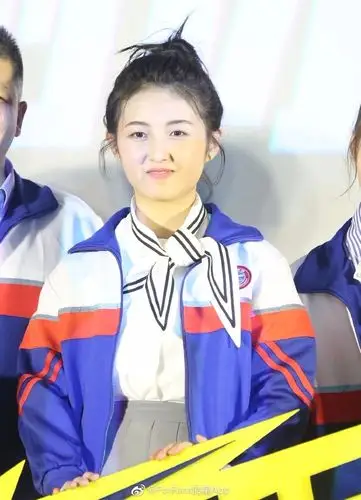 张子枫穿校服亮相《快把我哥带走》发布会,面带微笑比剪刀手卖萌